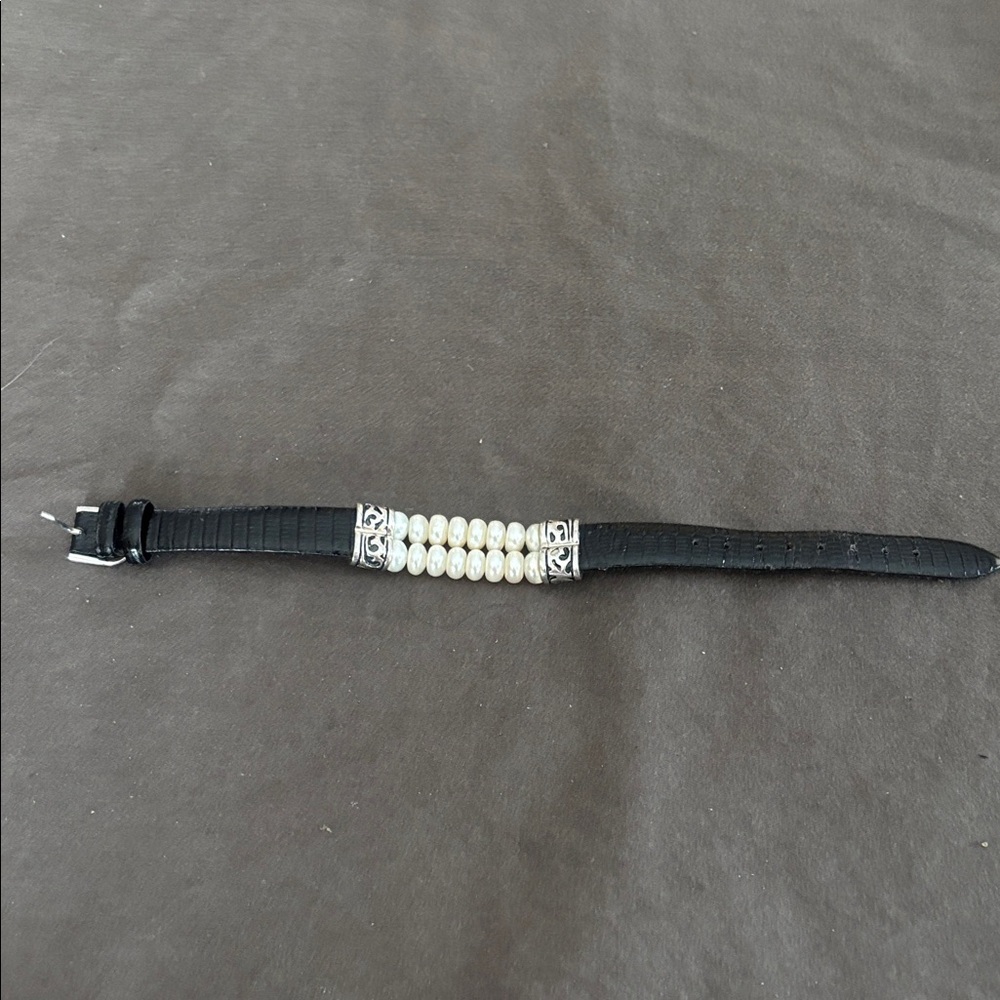 Leather and pearl bracelet
